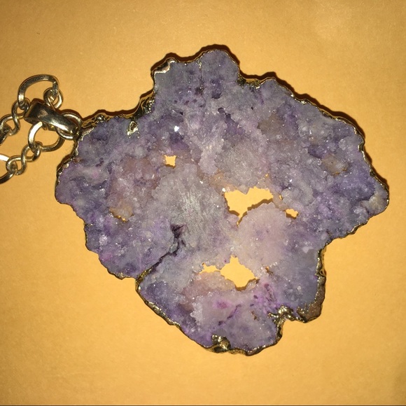 Agate stone, gold tone trim, 16” gold tone chain😍 - Picture 4 of 8